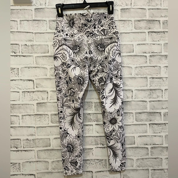 Women’s Evolution and Creation white with black paisley floral print leggings Sm - Picture 2 of 4